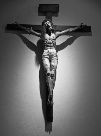 Crucifix - Cathedral Basilica of Saint Francis of Assisi - Santa Fe NM - flicr - R0Ng - CC BY-ND 2_0 - 324x437